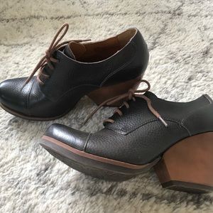 Leather Korks, size 7.5. Excellent condition.
